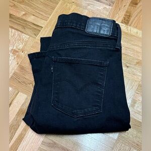 Levi’s slimming straight